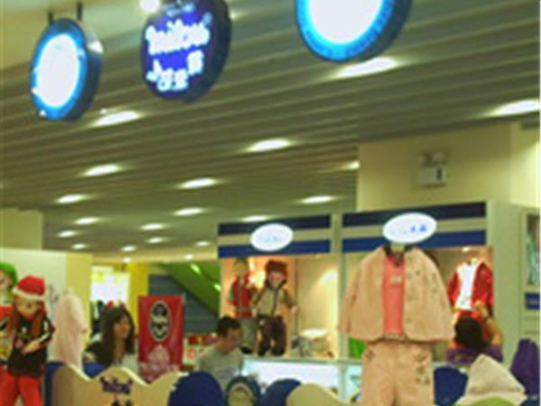 小可米露时尚童装店铺展示