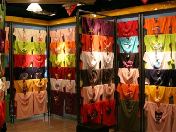 伊见钟情亲子装店铺展示