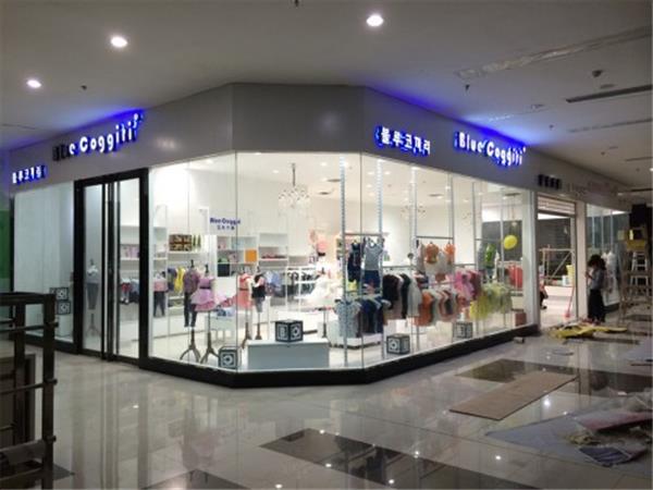 蓝色大象时尚童装店铺展示