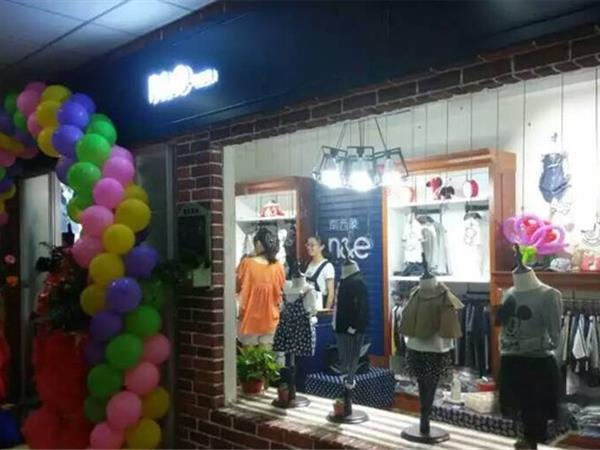 南西象时尚童装店铺展示