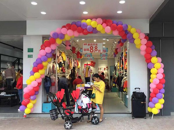 邻童优品时尚童装店铺展示