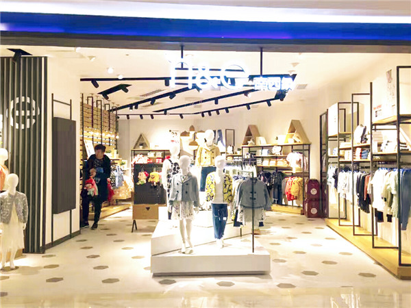 南西象时尚童装店铺展示