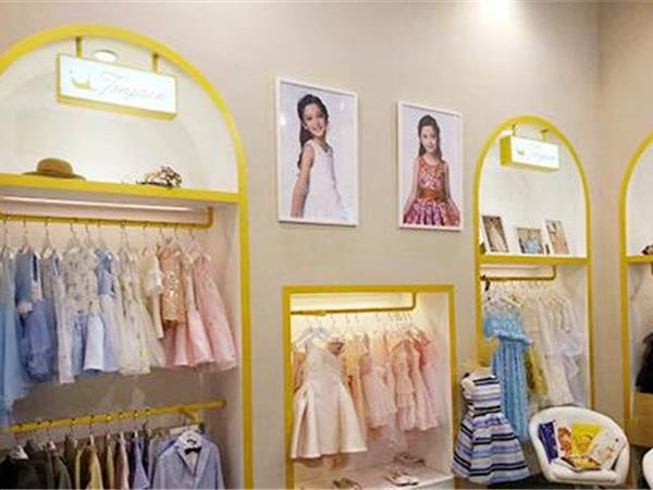 童畔时尚童装店铺展示