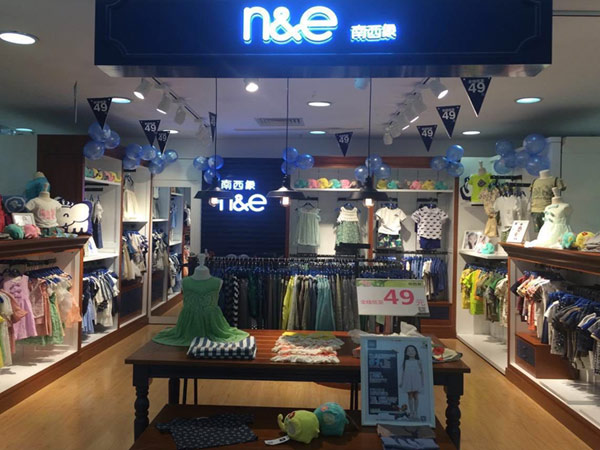 南西象时尚童装店铺展示