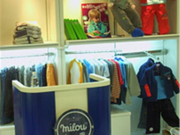 小可米露时尚童装店铺展示