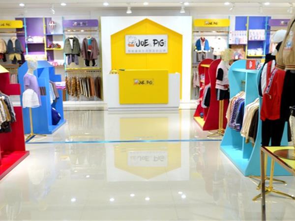 小猪乔至时尚童装店铺展示