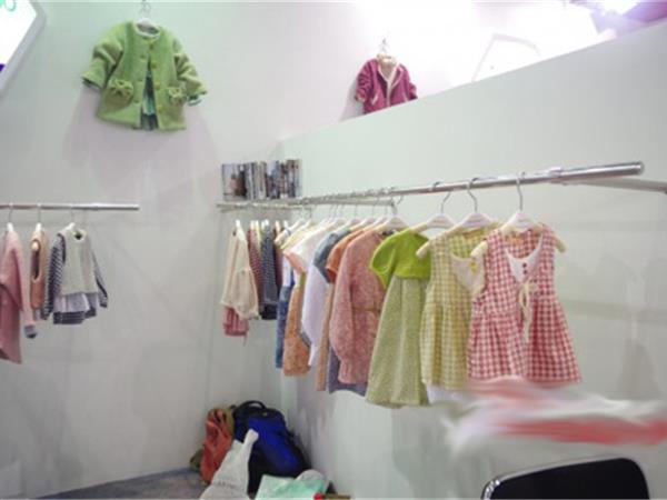 安蒂宝贝青少年装店铺展示