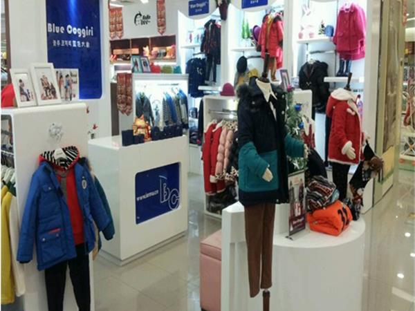 蓝色大象时尚童装店铺展示
