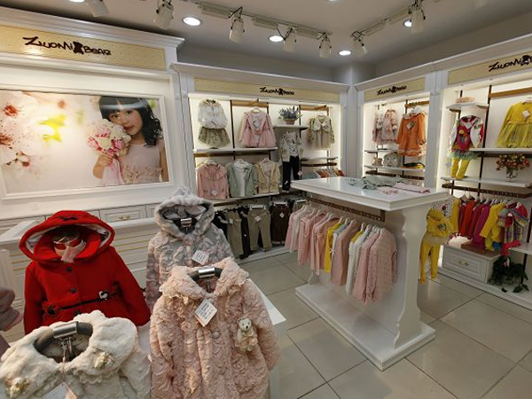 左米熊时尚童装店铺展示