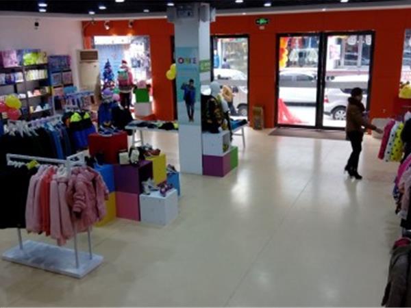 越位少年装青少年装店铺展示