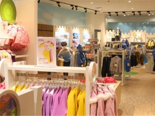喜羊羊与灰太狼婴童装店铺展示