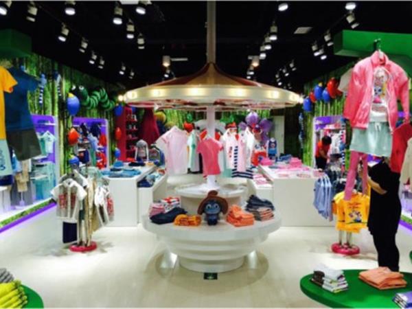 小蚊子时尚童装店铺展示