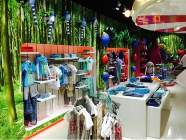 小蚊子时尚童装店铺展示