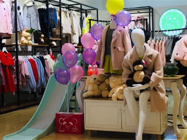 爱比丽屋亲子装店铺展示