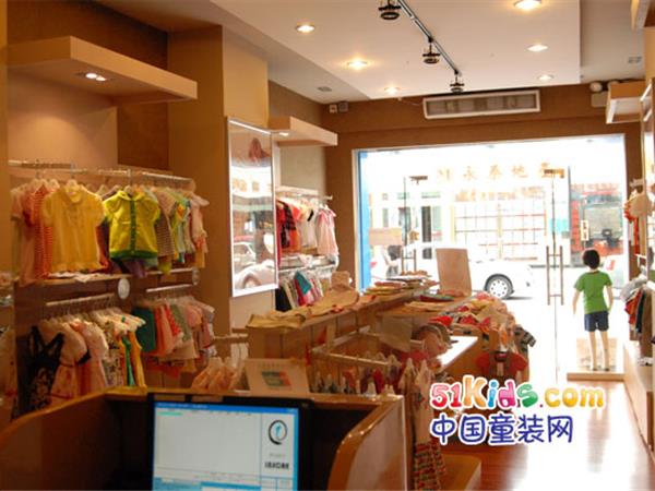风镜小鸭时尚童装店铺展示