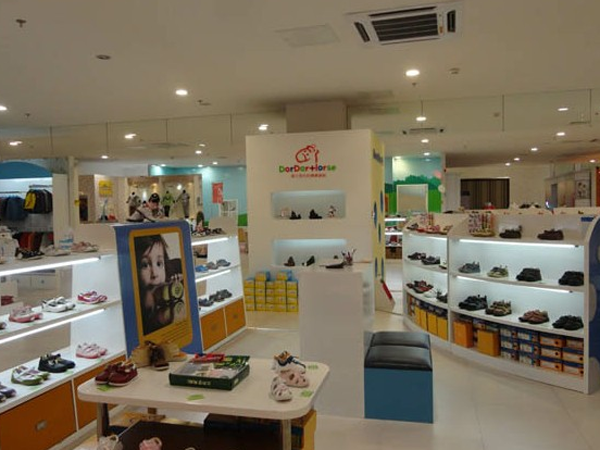 多多马时尚童装店铺展示