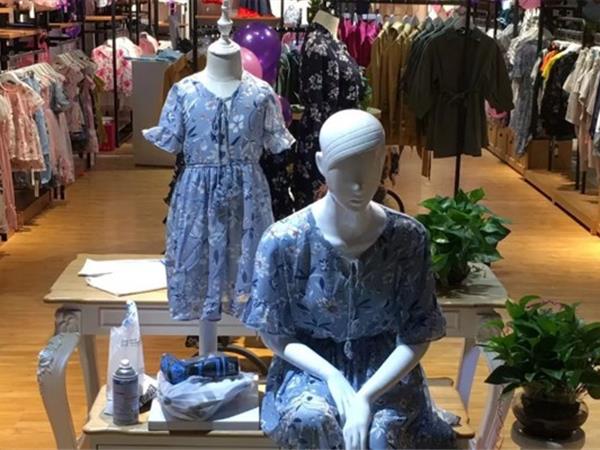 爱比丽屋亲子装店铺展示