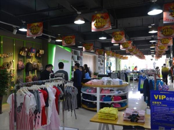 越位少年装青少年装店铺展示
