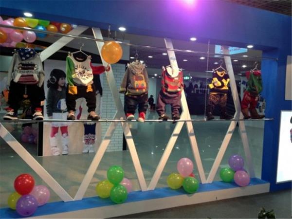 欢呼小马时尚童装店铺展示