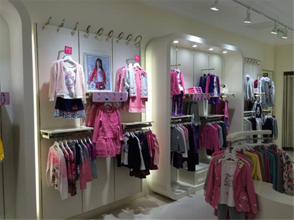 迪乐菲儿时尚童装店铺展示