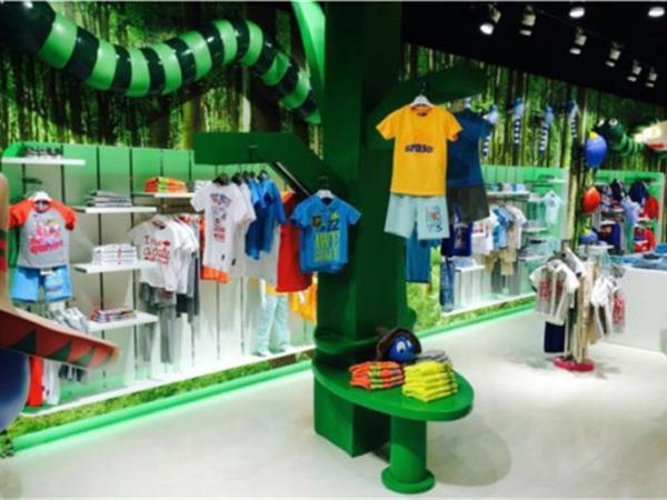 小蚊子时尚童装店铺展示