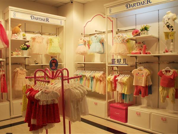 塔哒儿时尚童装店铺展示
