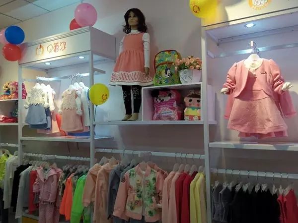 贝蕾尔时尚童装店铺展示