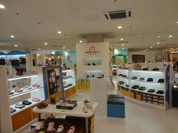 多多马时尚童装店铺展示