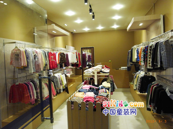 风镜小鸭时尚童装店铺展示