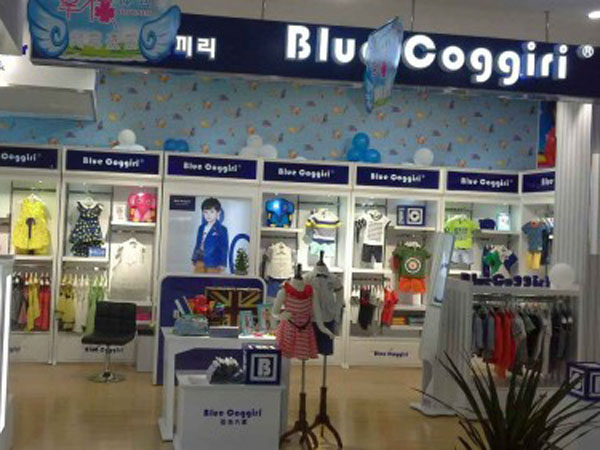 蓝色大象时尚童装店铺展示