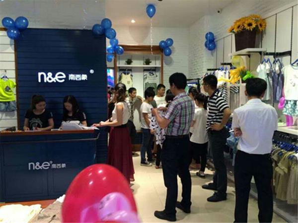 南西象时尚童装店铺展示