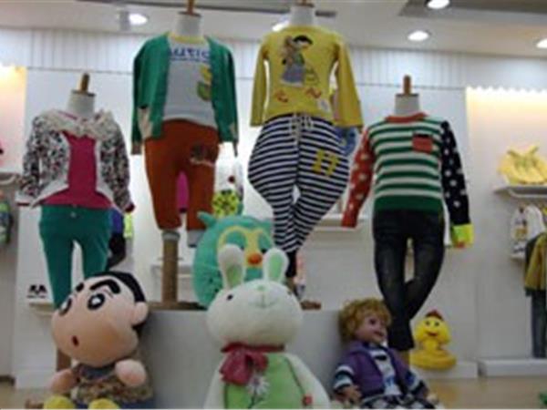 乐歪歪时尚童装店铺展示