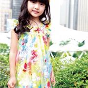 初夏给小孩子穿什么比较合适 初夏6岁左后的小孩子穿什么