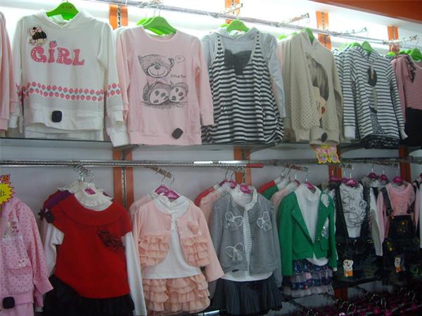 大小孩时尚童装店铺展示