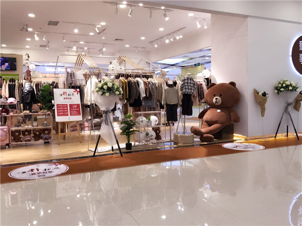 童事青少年装店铺展示