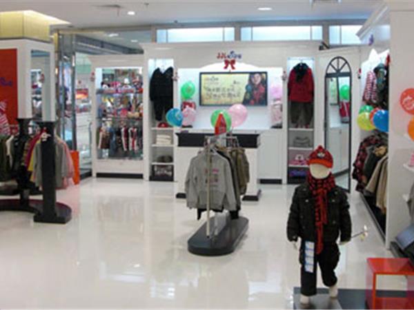 季季乐时尚童装店铺展示