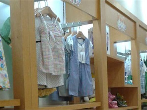 三童行时尚童装店铺展示