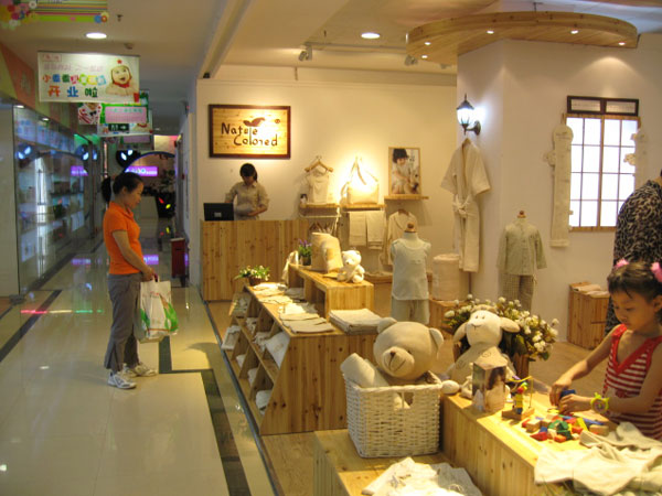 本色棉婴童装店铺展示