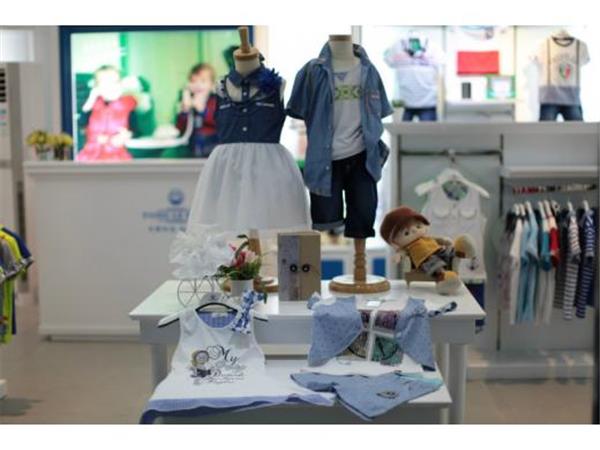 童乐坊青少年装店铺展示
