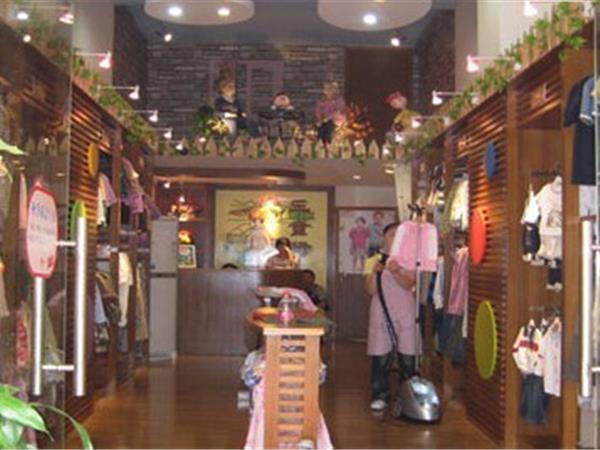 三童行时尚童装店铺展示