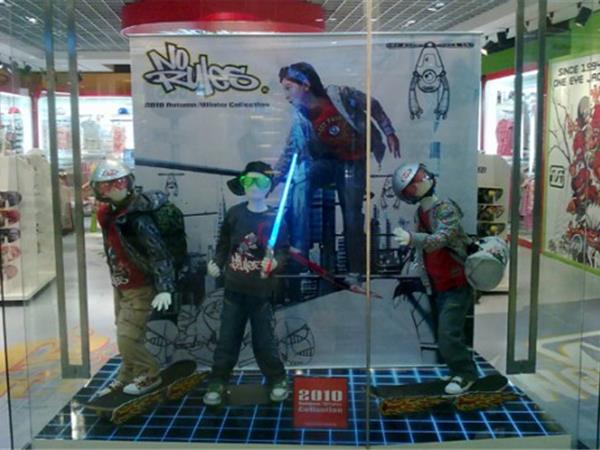 诺路斯时尚童装店铺展示