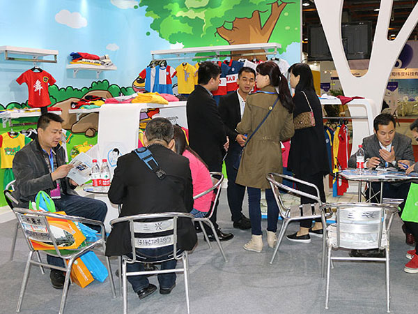 兴童园服时尚童装店铺展示