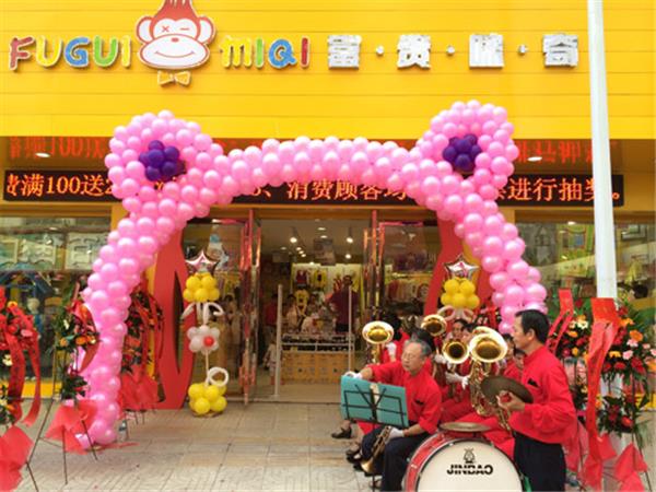 富贵咪奇时尚童装店铺展示