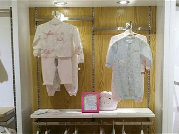 金色童年时尚童装店铺展示