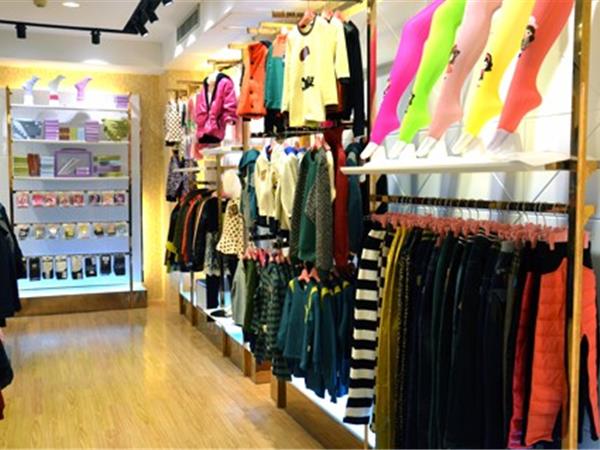 耶丽雅时尚童装店铺展示