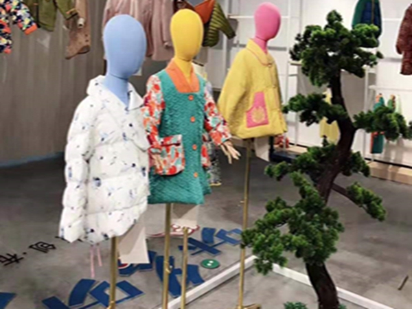 咪多咪彩青少年装店铺展示