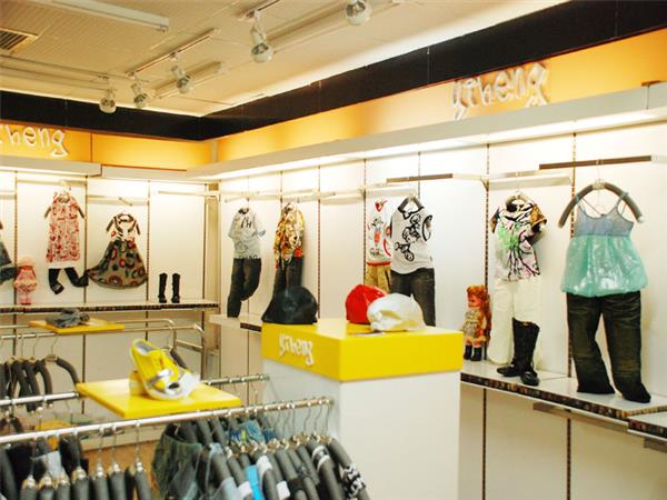 衣恒婴童装店铺展示