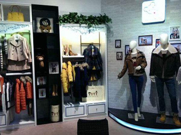 上流贵族亲子装时尚童装店铺展示