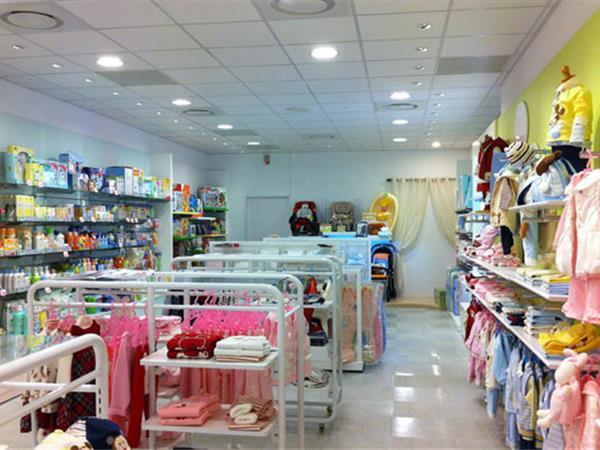 丽婴房婴童装店铺展示