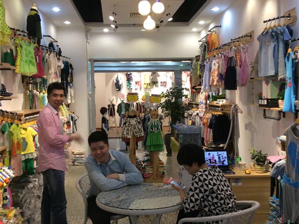 童翠屋时尚童装店铺展示